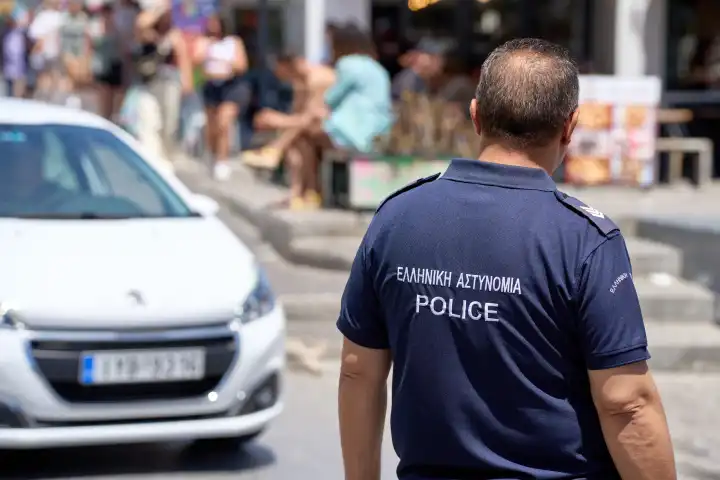 Polizist in Uniform der griechischen Polizei. Polizei in Griechenland auf Streife