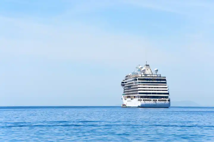 Kreuzfahrtschiff im Meer vor Mykonos in Griechenland der Reederei Regent Seven Seas Cruises. Schiff Seven Seas Splendor