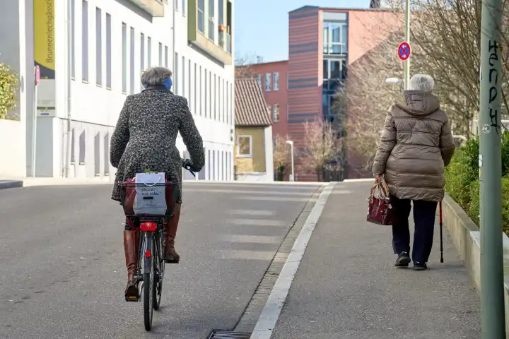 Zwei alte Damen in der Innenstadt von Augsburg. Senioren unterwegs. Themenbild Rentner in Deutschland