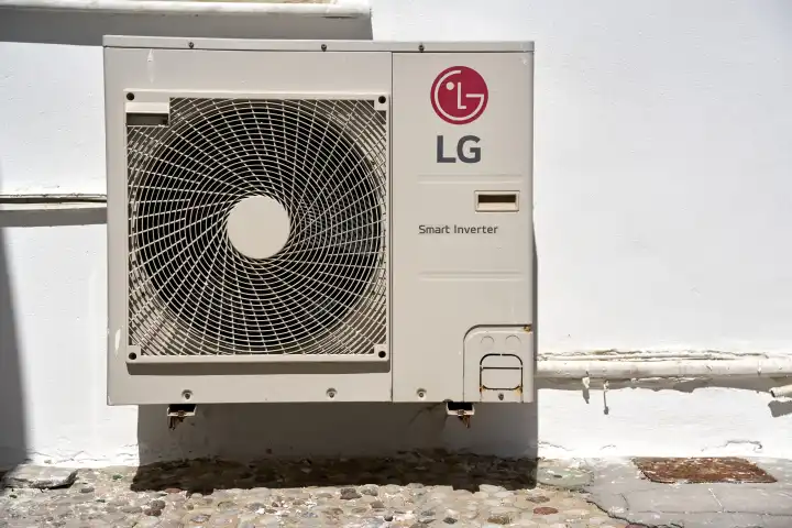 Ein Außengerät einer Klimaanlage an der Fassade von einem Wohnhaus. Klimagerät der Marke LG