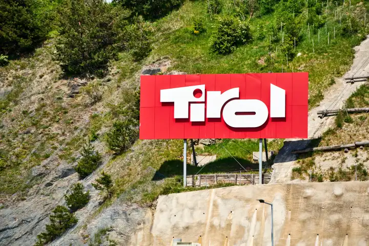 Tirol Schriftzug auf einem Schild auf einem Berg an der Autobahn in Österreich
