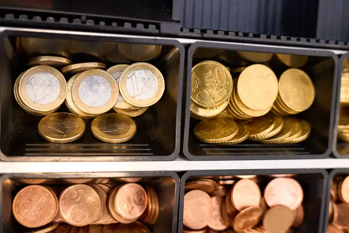 Münzgeld, Euro Bargeld Münzen in der Kasse von einem Geschäft. Kleingeld