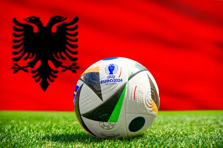 Fußball Europameisterschaft UEFA EURO 2024 in Deutschland: Offizieller Spielball von Adidas auf dem Spielfeld mit Nationalflagge von Albanien. FOTOMONTAGE