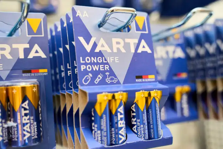 Batterien und Akkus von der Marke VARTA in einem Regal in einem Geschäft