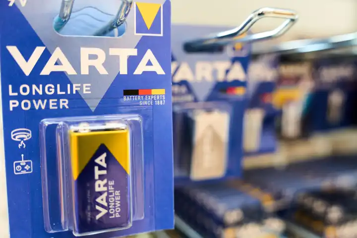 Batterien und Akkus von der Marke VARTA in einem Regal in einem Geschäft