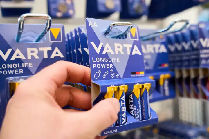 Kunde hält eine Packung Batterien der Marke VARTA in einem Geschäft 