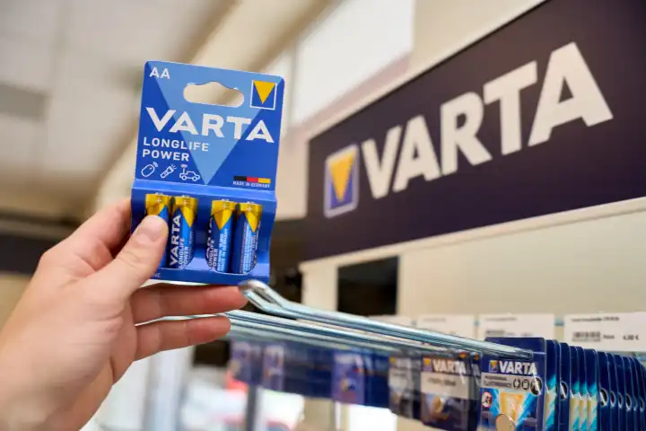 Kunde hält eine Packung Batterien der Marke VARTA in einem Geschäft 