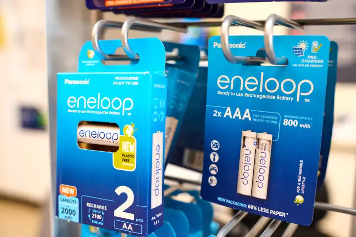 Aufladbare Akku Batterien der Marke eneloop in einem Geschäft