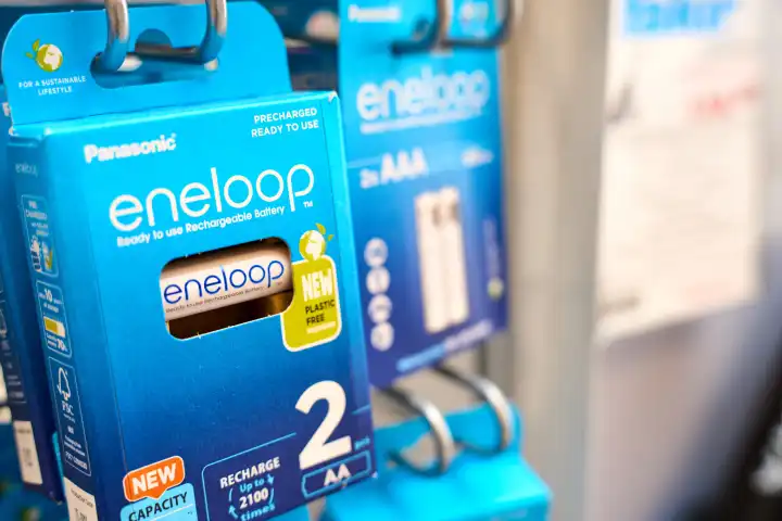 Aufladbare Akku Batterien der Marke eneloop in einem Geschäft
