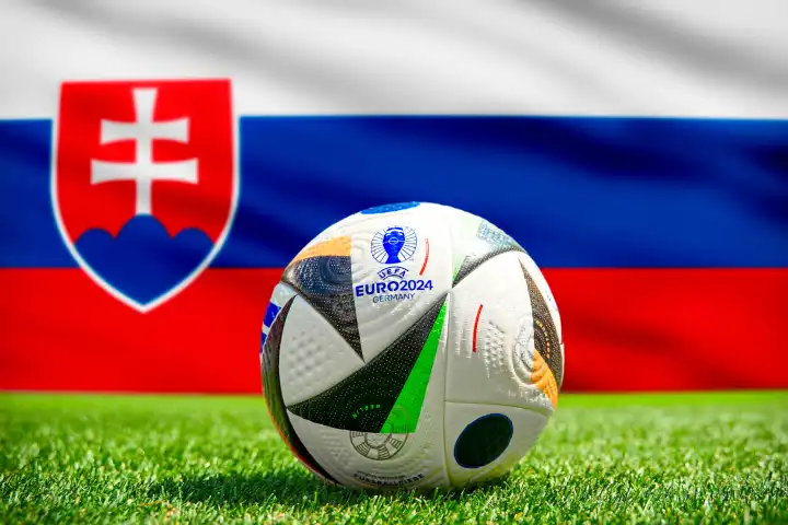 Fußball Europameisterschaft UEFA EURO 2024 in Deutschland: Offizieller Spielball von Adidas auf dem Spielfeld mit Nationalflagge von Slowakei. FOTOMONTAGE