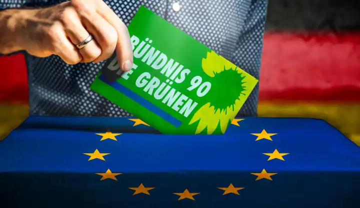 Themenbild Europawahl 2024 in Deutschland: Mann wirft einen Stimmzettel in eine Wahlurne mit Flagge der Europäischen Union. Stimmabgabe für die Partei: Bündnis 90 Die Grünen. FOTOMONTAGE