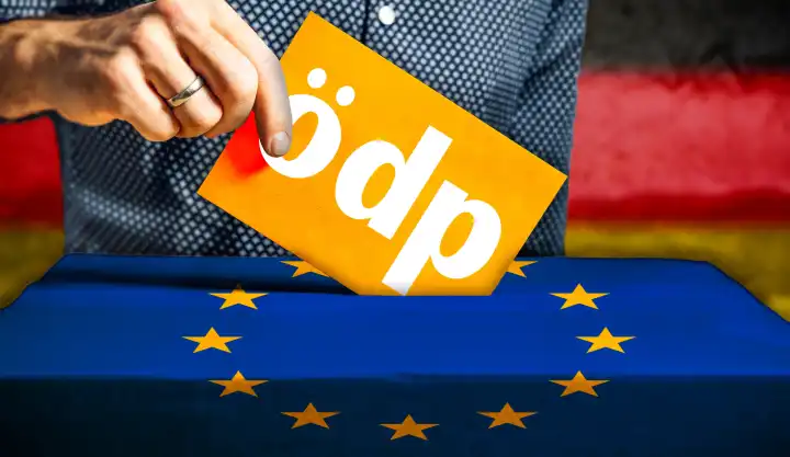 Themenbild Europawahl 2024 in Deutschland: Mann wirft einen Stimmzettel in eine Wahlurne mit Flagge der Europäischen Union. Stimmabgabe für die Partei: ödp Ökologisch-Demokratische Partei. FOTOMONTAGE
