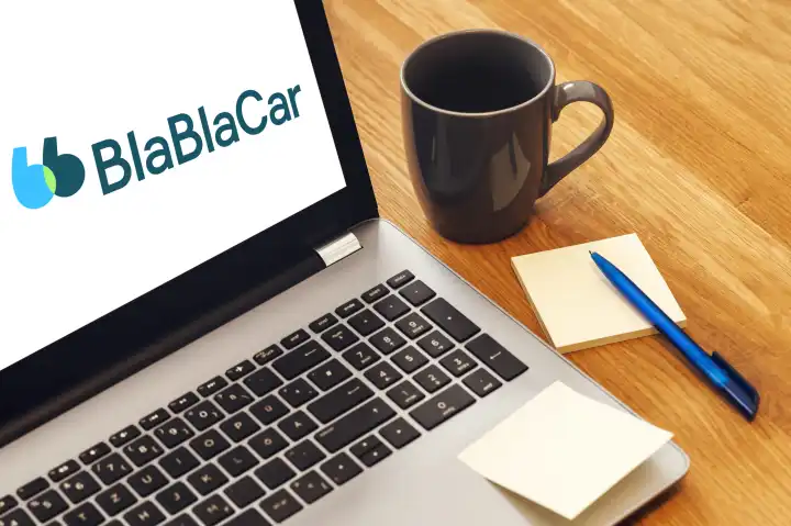 Laptop Computer auf einem Schreibtisch mit dem BlaBlaCar Logo auf dem Bildschirm. FOTOMONTAGE