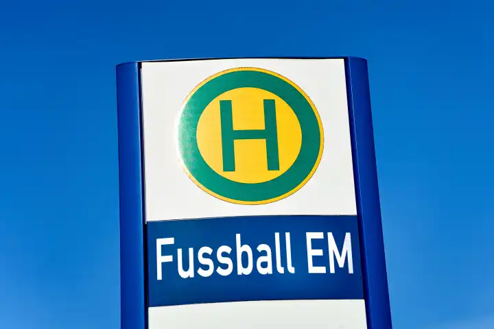 Bushaltestelle mit dem Schriftzug: Fussball EM. Symbolbild ÖPNV mit Bus und Bahn zur Fußball Europameisterschaft 2024 in Deutschland. FOTOMONTAGE