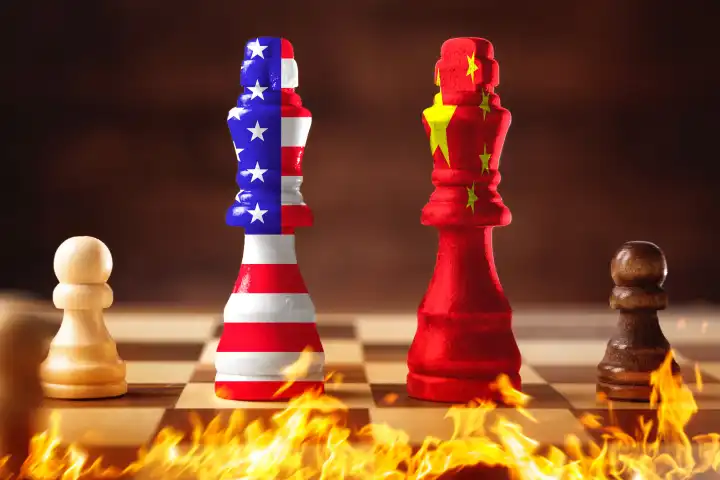 Symbolbild USA und CHINA Konflikt, Schachfiguren stehen sich vor einem Feuer gegenüber. FOTOMONTAGE