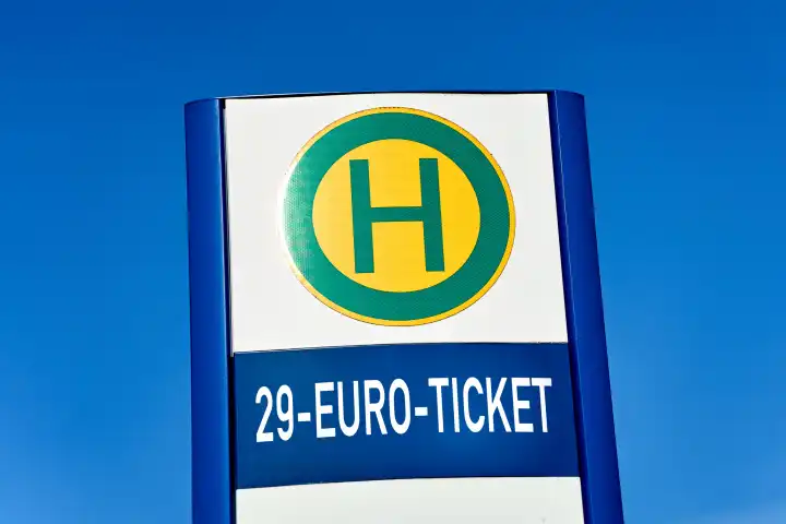 Eine Haltestelle mit der Aufschrift: 29 Euro Ticket. Symbolfoto Einführung 29 € Ticket in Berlin. FOTOMONTAGE
