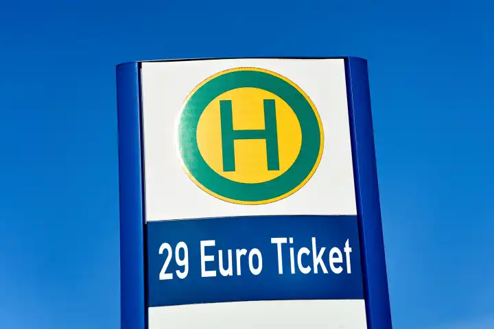 Eine Haltestelle mit der Aufschrift: 29 Euro Ticket. Symbolfoto Einführung 29 € Ticket in Berlin. FOTOMONTAGE
