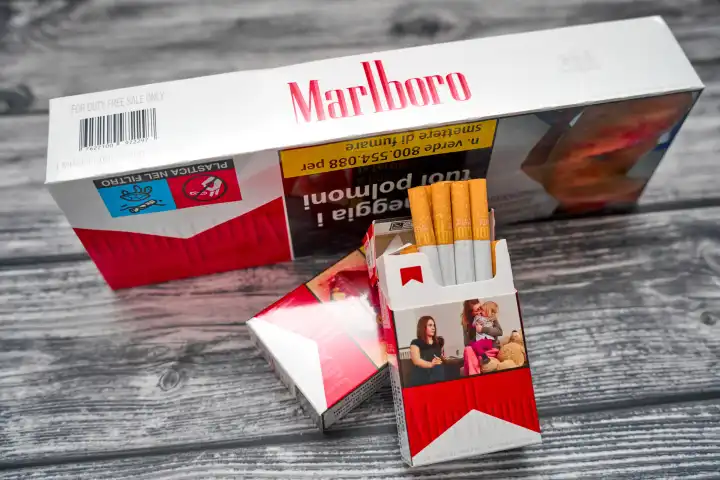 Marlboro Zigarettenstange auf einem Tisch aus einem Duty Free Shop, Konzept Einfuhr, Menge und Preis von Zigaretten und Tabakwaren