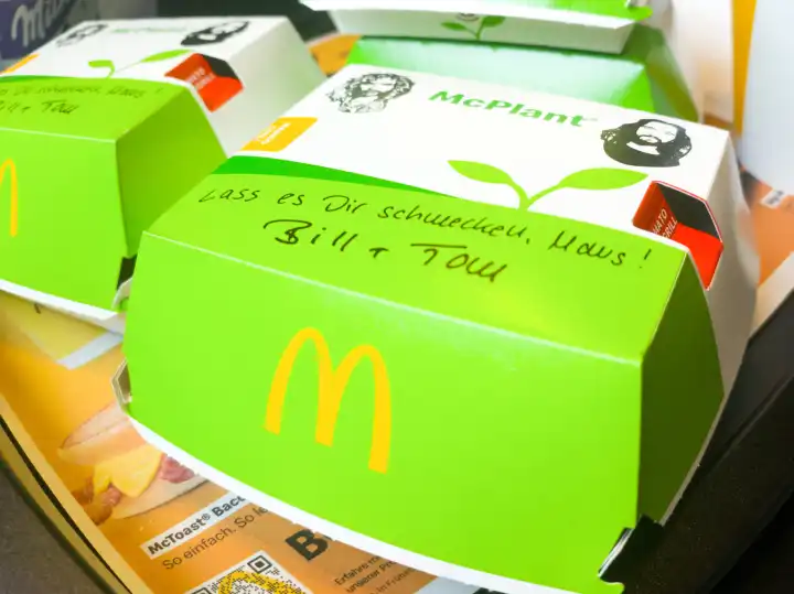 McDonald’s Bill und Tom Kaulitz Menü mit McPlant vegan, bzw. plant based Burger und Nuggets auf einem Mc Donalds Tablett mit Werbung für Pflanzenalternative Produkte