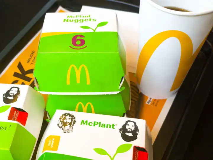 McDonald’s Bill und Tom Kaulitz Menü mit McPlant vegan, bzw. plant based Burger und Nuggets auf einem Mc Donalds Tablett mit Werbung für Pflanzenalternative Produkte