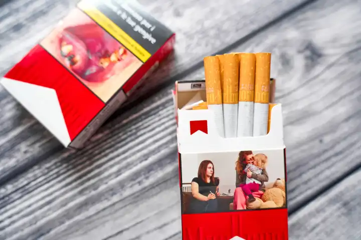 Italienische Marlboro Zigarettenschachtel auf einem Tisch aus einem Duty Free Shop, Konzept Gesundheit und Steuern auf Zigaretten und Tabakwaren