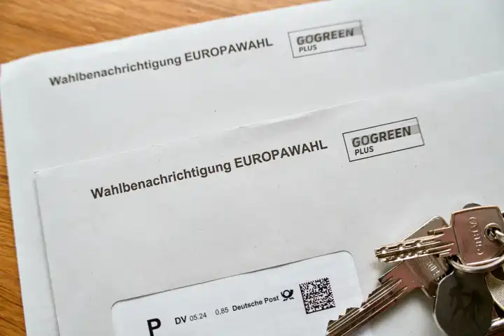 Themenbild Europawahl 2024, Brief mit Wahlbenachrichtigung und Wahlunterlagen auf einem Tisch mit einem Schlüssel 