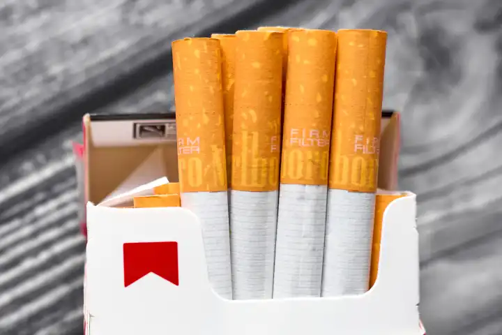 Italienische Marlboro Zigarettenschachtel auf einem Tisch aus einem Duty Free Shop, Konzept Gesundheit und Steuern auf Zigaretten und Tabakwaren