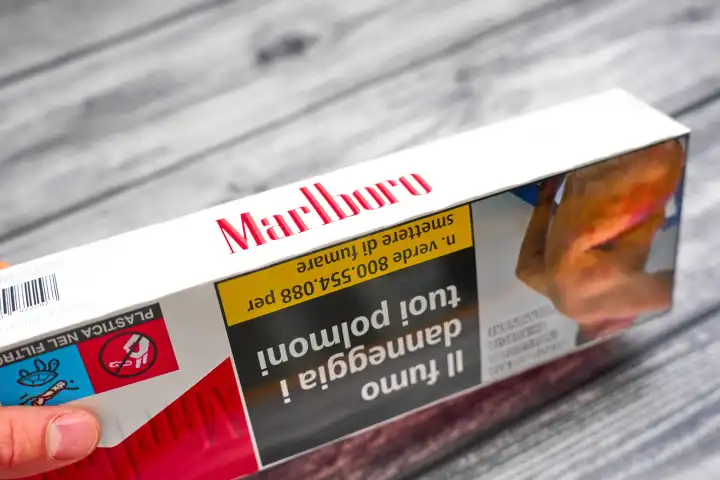 Marlboro Zigarettenstange auf einem Tisch aus einem Duty Free Shop, Konzept Einfuhr, Menge und Preis von Zigaretten und Tabakwaren