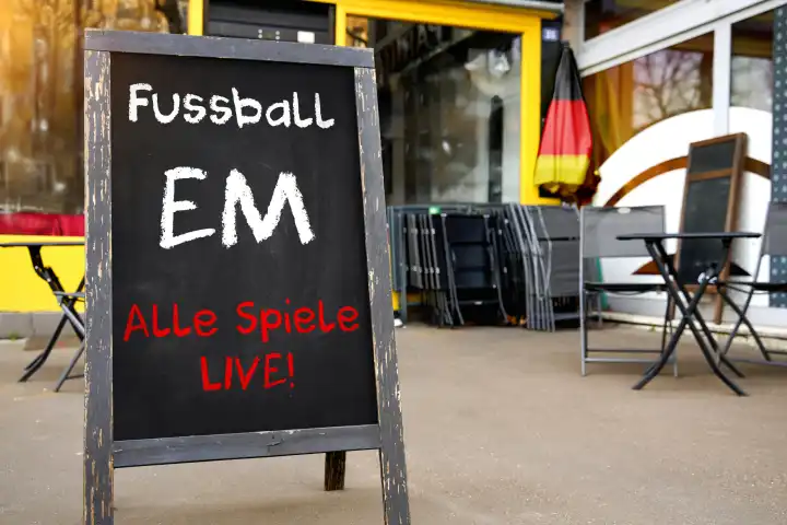 Symbolfoto Public Viewing der Fußball Europameisterschaft 2024, Schild vor einer Gaststätte mit Aufschrift: Fussball EM, Alle Spiele Live! FOTOMONTAGE