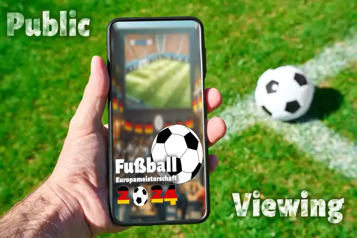 Public Viewing, Symbolbild zur Fußball Europameisterschaft 2024. Ein Fußball auf dem Spielfeld mit einem Mann der ein Handy hält mit Aufschrift: Public Viewing. FOTOMONTAGE