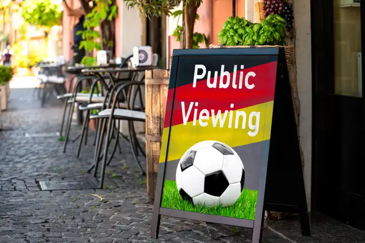 Public Viewing, Schriftzug mit Deutschlandflagge auf einem Schild vor einem Gastronomiebetrieb. Symbolbild Live Übertragung von der Fußball Europameisterschaft 2024. FOTOMONTAGE 