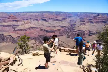 Besucher und Touristen im Grand Canyon Nationalpark im Bundesstaat Arizona, USA. Beliebter Hotspot bei einem Amerika Urlaub