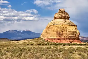 Church Rock, eine eindrucksvolle Sandsteinformation in Utah nahe der U.S. Route 191 und dem Eingang zum Canyonlands National Park, erreicht 1881 Meter und bildet mit den Abajo Mountains eine spektakuläre Kulisse