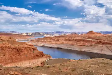 Blick über die steinige Landschaft entlang des Lake Powell im US-Bundesstaat Arizona 