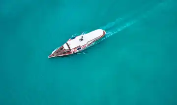 Die Schiff-Fahrt, bzw. Boot-Fahrt auf dem Gardasee bietet Touristen ein unvergessliches Erlebnis, bei dem sie die malerische Landschaft und die Küstenstädte vom Wasser aus entdecken können. Die Bootsfahrten ermöglichen eine entspannte Erkundung des Sees, wobei die Passagiere die Schönheit der umliegenden Natur und die klare, türkisfarbene Wasseroberfläche genießen.