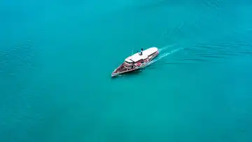 Die Schiff-Fahrt, bzw. Boot-Fahrt auf dem Gardasee bietet Touristen ein unvergessliches Erlebnis, bei dem sie die malerische Landschaft und die Küstenstädte vom Wasser aus entdecken können. Die Bootsfahrten ermöglichen eine entspannte Erkundung des Sees, wobei die Passagiere die Schönheit der umliegenden Natur und die klare, türkisfarbene Wasseroberfläche genießen.