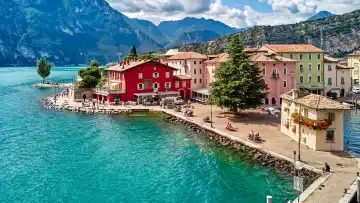 Luftaufnahme vom nördlichen Dorf Torbole am Gardasee in Italien, umgeben von den majestätischen Alpen