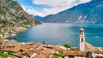 Luftaufnahme der Stadt Limone sul Garda am Ufer des Gardasees in Italien. Blick auf die Stadt, die umgeben von  Bergen und kristallklarem Wasser vom Gardasee liegt