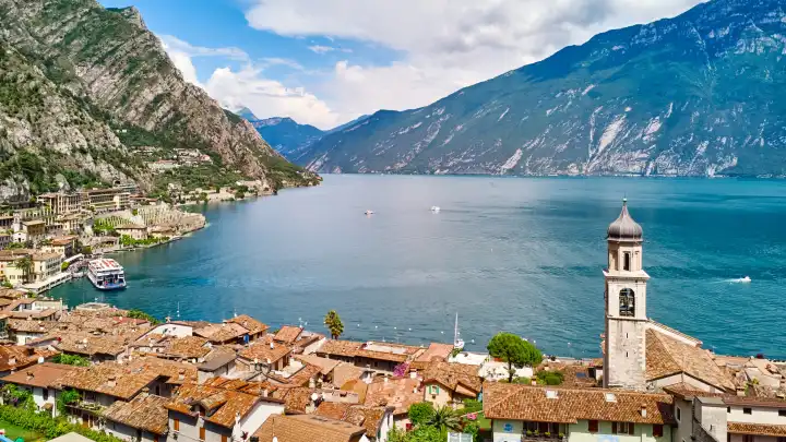 Luftaufnahme der Stadt Limone sul Garda am Ufer des Gardasees in Italien. Blick auf die Stadt, die umgeben von  Bergen und kristallklarem Wasser vom Gardasee liegt
