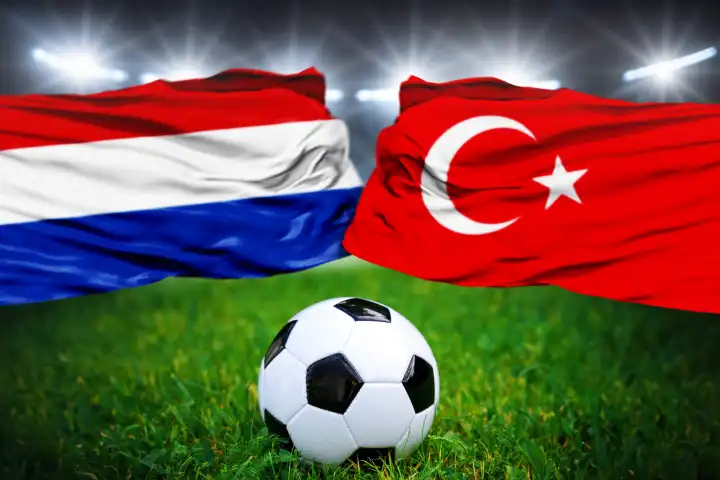 Fußball Europameisterschaft Länderspiel im Viertelfinale Niederlande Türkei. Ein Fußball auf dem Spielfeld vor der niederländischer und türkischer Flagge. FOTOMONTAGE