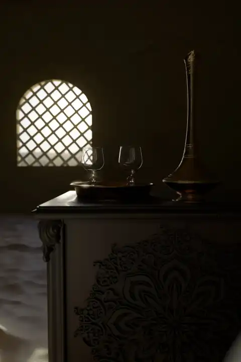 Orientalische Nachttisch vor einem hellen Bogenfenster