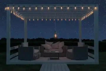 Weißes Terrassendach mit Rattan-Sofa draußen auf der grünen Wiese unter sternenklaren Nachthimmel