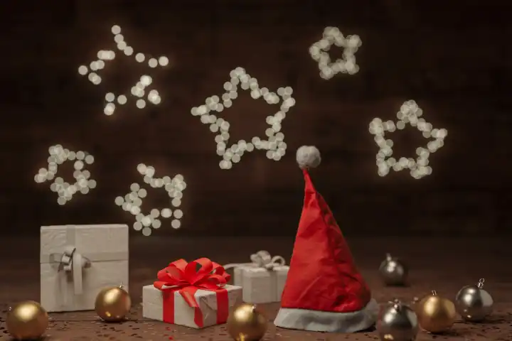 Weihnachtsmütze umgeben von Geschenken und Weihnachtskugeln. 3D Rendering