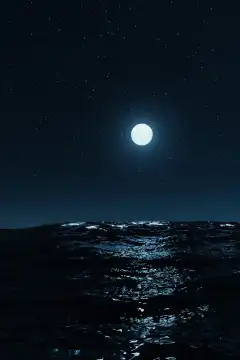 Vollmond über Meeresoberfläche in der Nacht