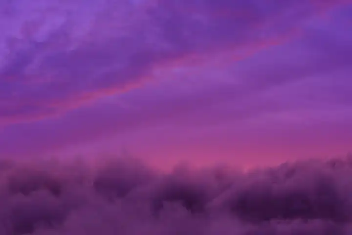Blick auf den abendlichen roten Himmel mit Schäfchenwolken und hellem Horizont