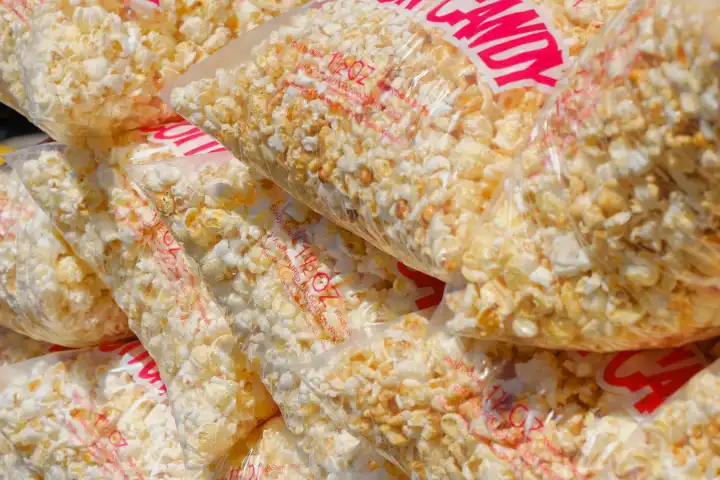 Mainz, Deutschland - 24. Juni 2019 Plastiktüten mit Popcorn auf einer deutschen Kirmes in Mainz, Deutschland.
