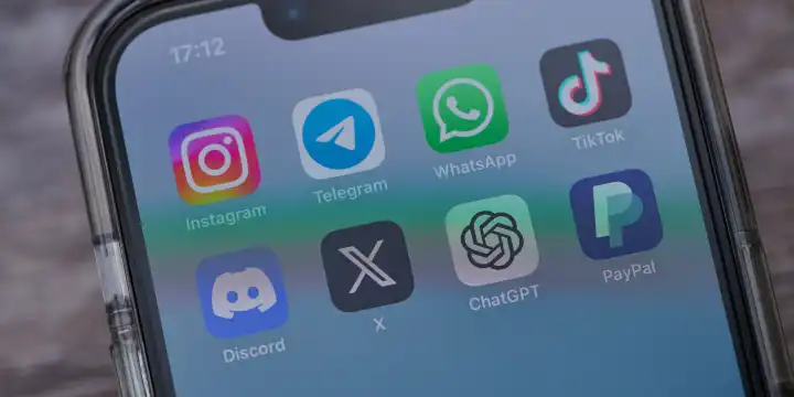 Mainz, Deutschland - 02. August 2023: Icons verschiedener Apps wie Instagram, Telegram, Tiktok, Twitter, Discord auf einem deutschen Smartphone