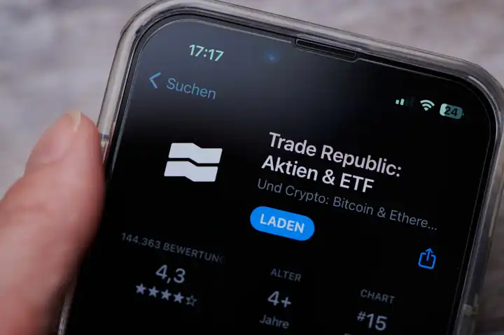 Mainz, Deutschland - 02. August 2023: Icon der Trade Republic App auf einem deutschen Smartphone im App Store