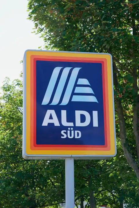 Mainz, Deutschland - 24. September 2023: Schild eines Aldi-Lebensmittelmarktes. Aldi ist eine globale Discount-Supermarktkette mit Sitz in Deutschland.