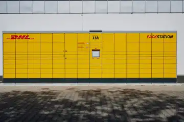 Mainz, Deutschland - 24. September 2023:DHL Abholstation Deutscher Name: Packstation, Logistikunternehmen Deutsche Post DHL Group